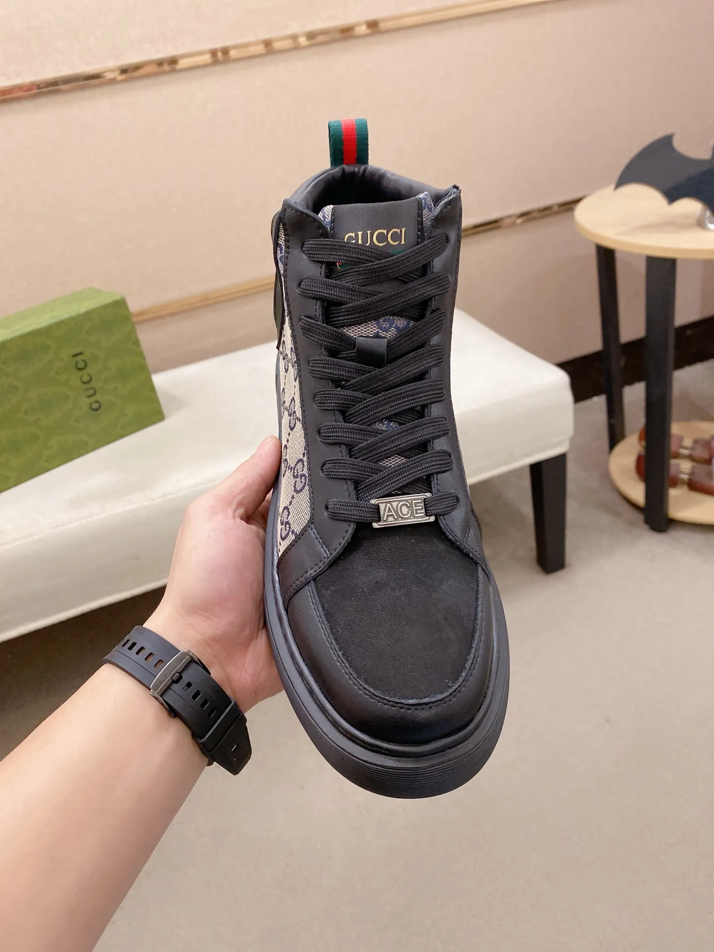 Factory price: 442💰 (GUCCI) The latest model from the official website🎁🎁Casual and fashionable men's shoes👟, hot style💥The style is simple and elegant, exclusive for trendy men. Unique official website's latest brand elements👑original Gucci decoration, fashionable and generous, the fabric is original cowhide ✅sheepskin lining, the official website specifies wear-resistant casual outsole, the classic model is taken in kind at the counter🎬38-44 (can be customized for 45 non-refundable)